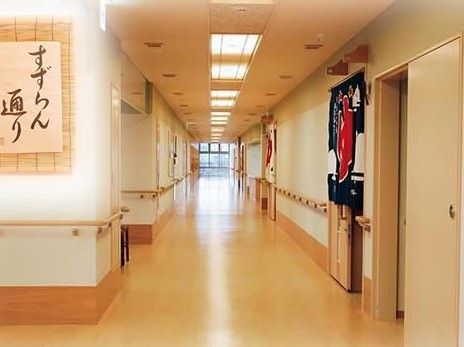 共用廊下の天井には埋め込み型の四角い照明が一定の間隔で設置されており、どの位置からでも明るさが十分に確保されている。