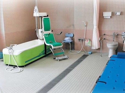 清潔感のある浴室には便器が設置されており、入居者様がトイレをもよおした場合には速やかに使用することができる。
