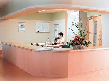 スタッフが常駐する受付のカウンターには芸術的で美しい生け花が設置されており、その場の雰囲気を和ませる。