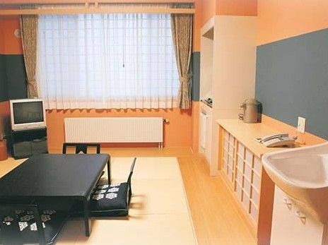 家族が宿泊可能な居室である。右側にある収納の上には電気ポットが設置されており、いつでもお茶を入れることができる。
