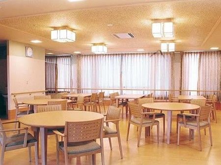 食堂の窓際には自立式の手すりがしっかりと固定されており、入居者様は伝いながら安全に通行することができる。