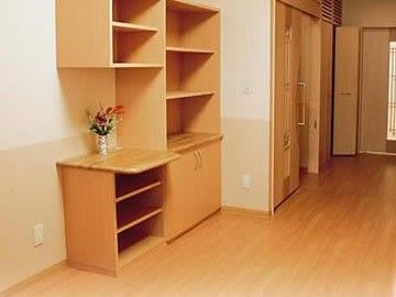 居室の左側にはトイレが設置されており、スリガラスが入ったスライド式ドアでトイレ内にも採光が確保されている。