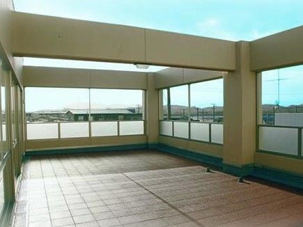 テラスにある上部の梁には外部用の照明器具が設置されており、夏場などには地域の花火大会などを見ることができる。