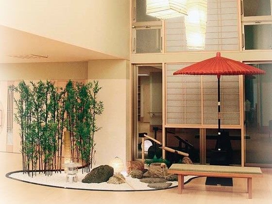 施設の一角には白い玉砂利を川の水に見立てた風情ある石庭であり、癒しの空間として椅子に座り寛ぐことができる。