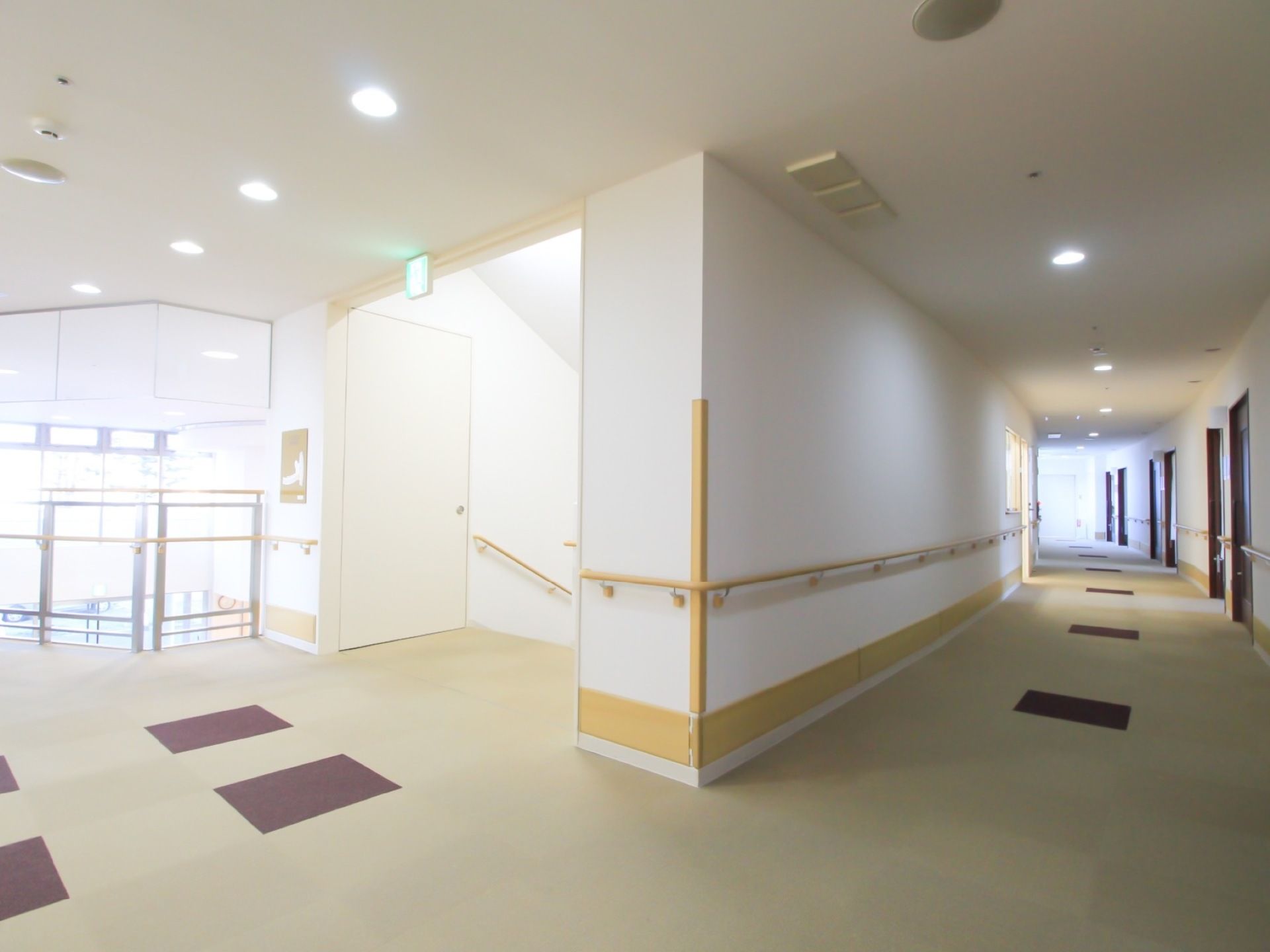 白を基調とした開放的な通路である。床にはカーペットが敷かれており、壁には手すりが用意されている。階段が設けられている。