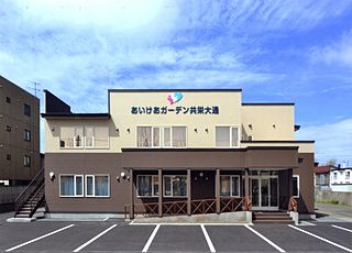 明るい外観の建物正面