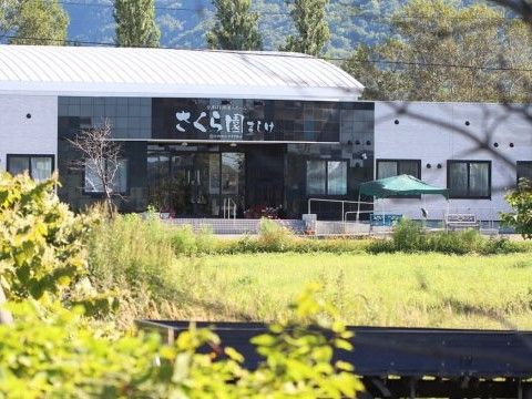 圧迫感ない平屋建ての建物の外観。介護付きホームさくら園ましけの外観