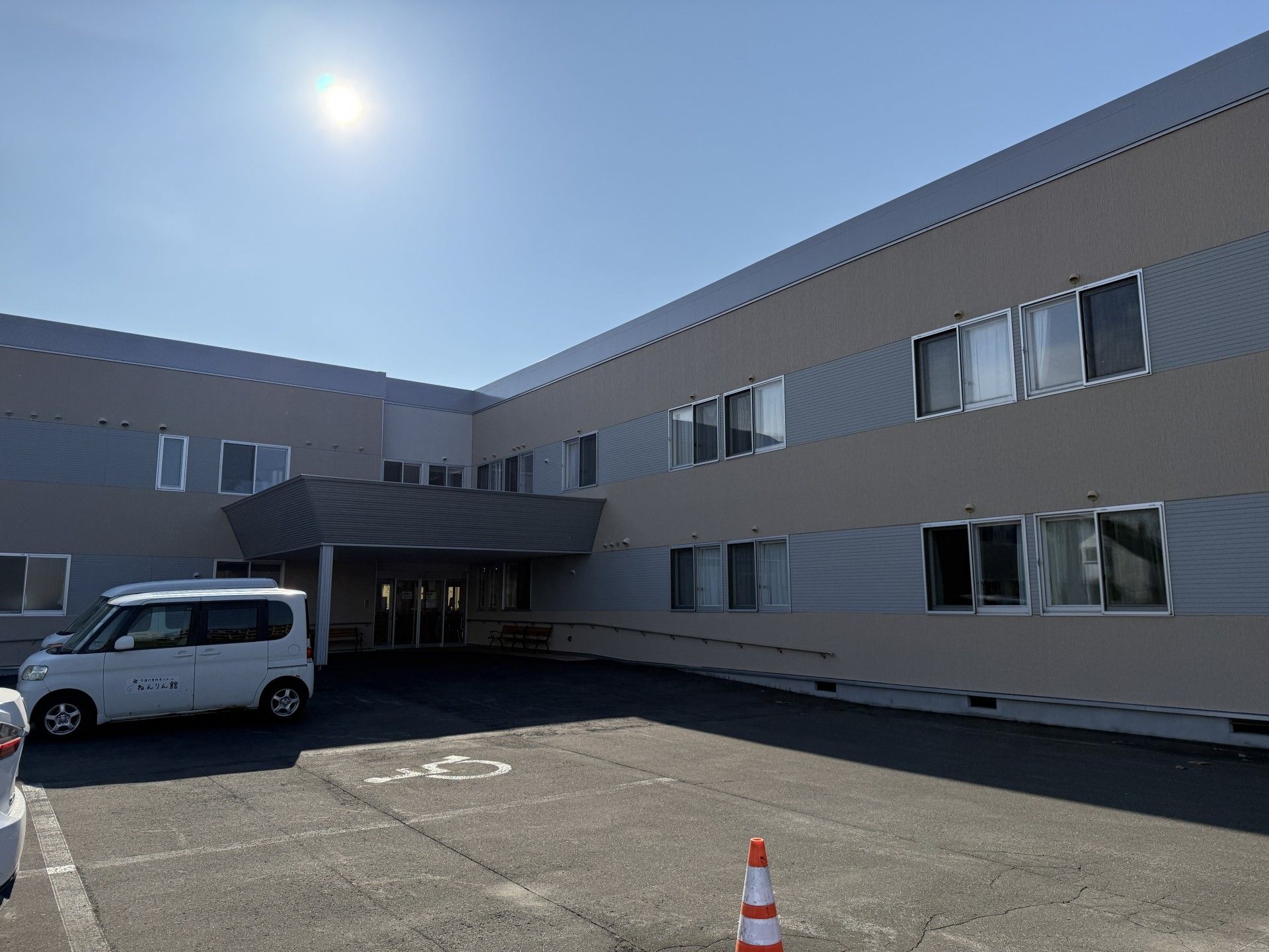 広い駐車場の建物外観