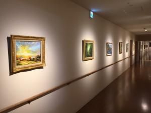 絵画が飾られた廊下