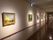 絵画が飾られた廊下