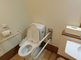 介護施設のトイレと洗面所