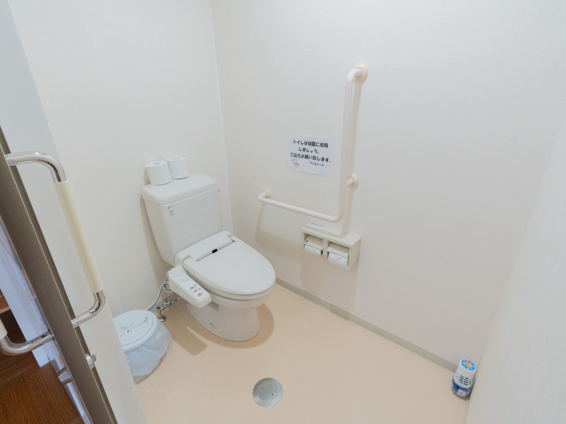 手すり付きのトイレ