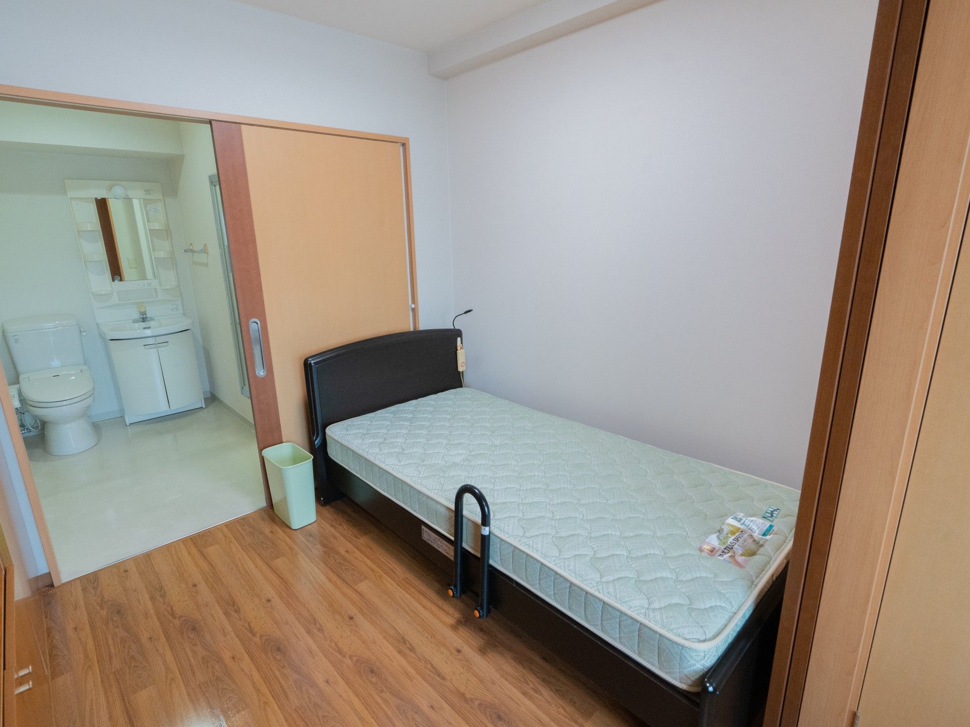 シンプルな個室と洗面所