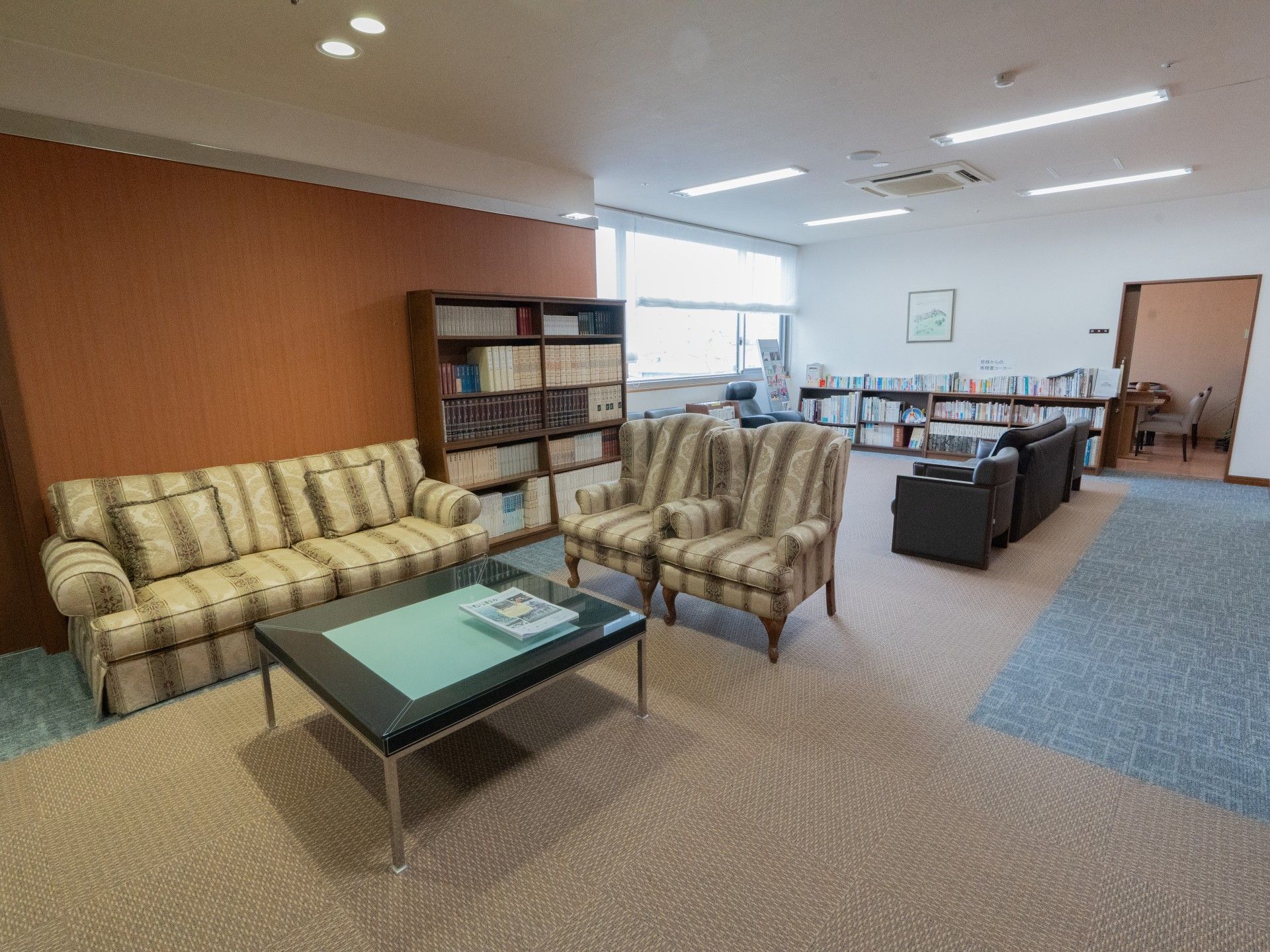 落ち着いた雰囲気の読書スペース