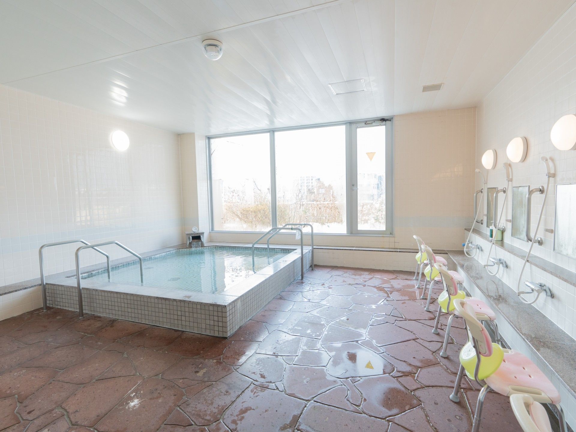 広々とした浴室