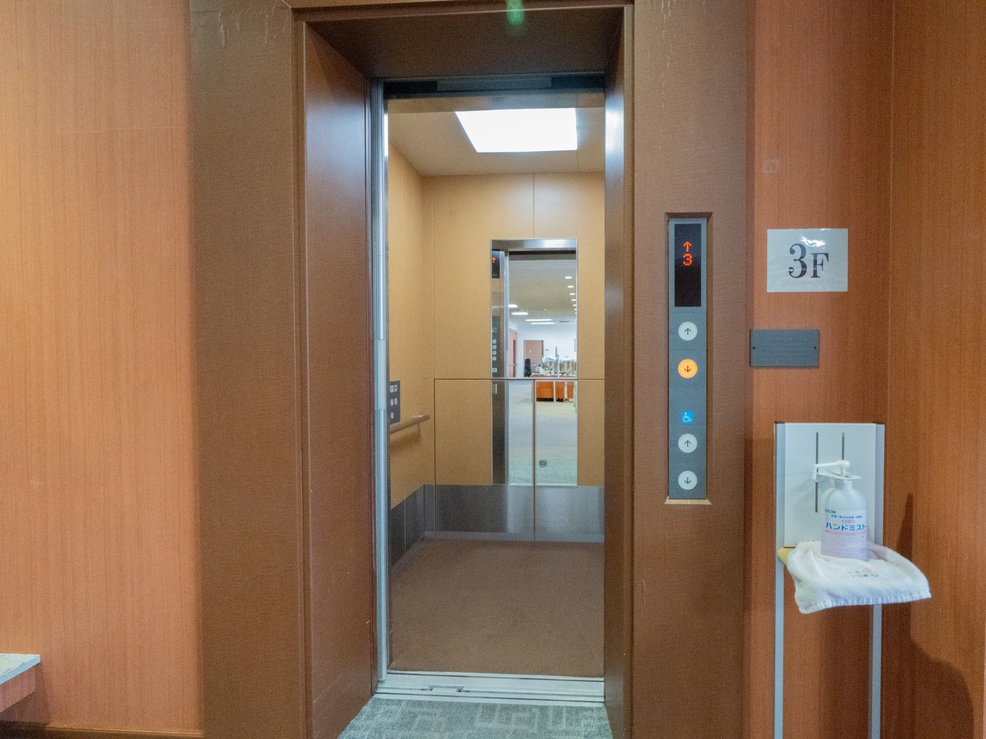 3階のエレベーター