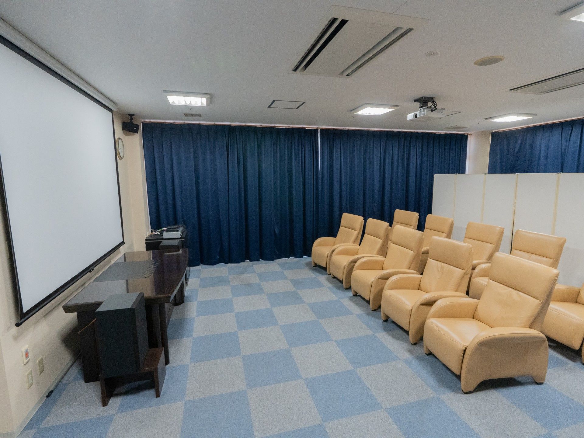 快適な椅子が並ぶ部屋