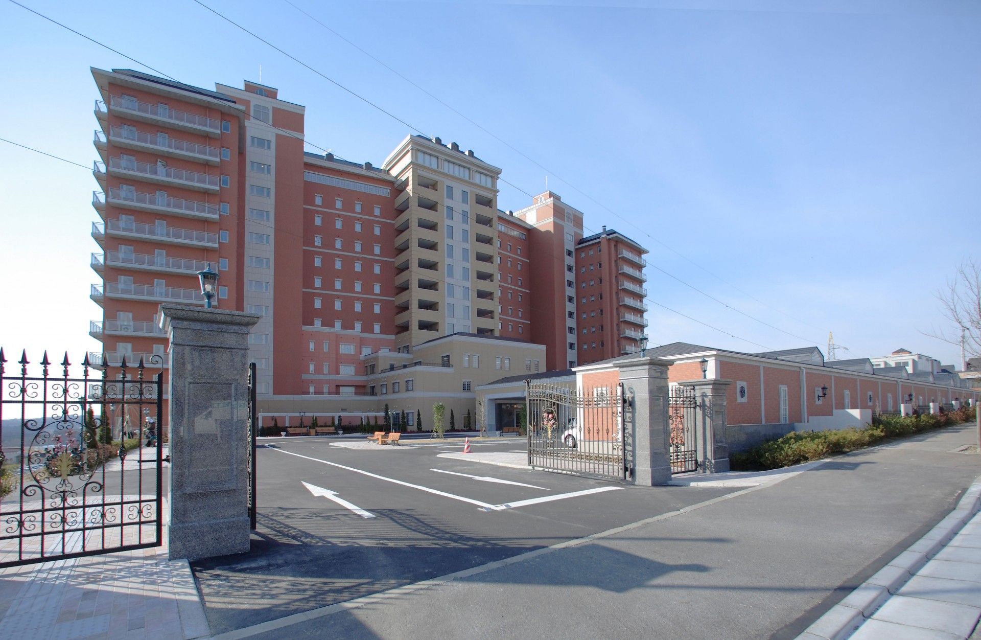 広い敷地の建物外観