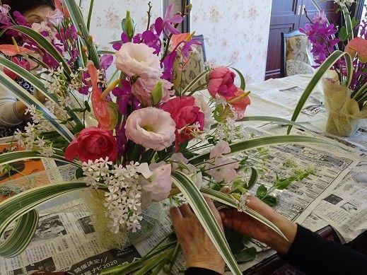 色とりどりの花のアレンジ