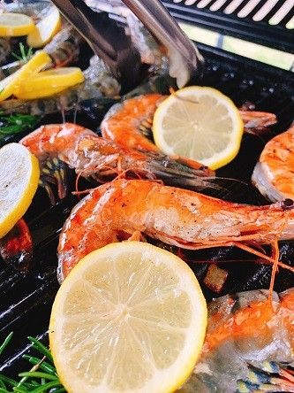 レモンとエビの料理