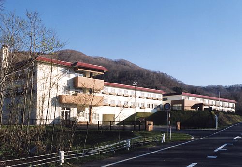 自然に囲まれた施設外観