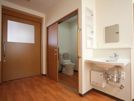 トイレと洗面所が付いた居室。洗面所は車いす対応、引き戸付きのトイレとなっている。