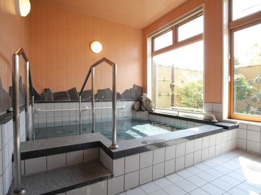 大浴場は旅館のような造りで窓の外には庭園が見える造り。