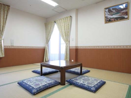和室は畳敷きで絵画が飾られ、中央にはちゃぶ台があり、座布団が敷かれている。