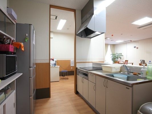 家庭的な雰囲気のキッチンには冷蔵庫や電子レンジがあり、オール電化のキッチンとなっている。
