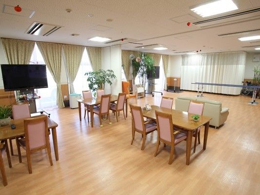 ダイニングテーブルが並んだ食堂は、落ち着いた雰囲気。ソファやテレビ、機能訓練スペースもある。
