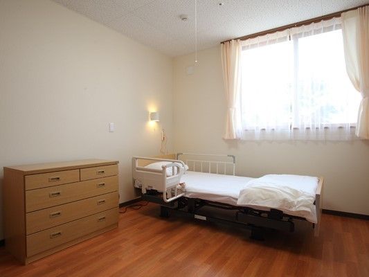 大きな窓があり明るい雰囲気。居室には、収納家具や緊急通報装置もついている。