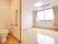 エアコン、照明、手すり付きのトイレなどが写っている個室の様子