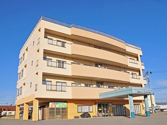 一人でくつろぐ男性の様子。ソファに座ってのんびりしているのが分かる