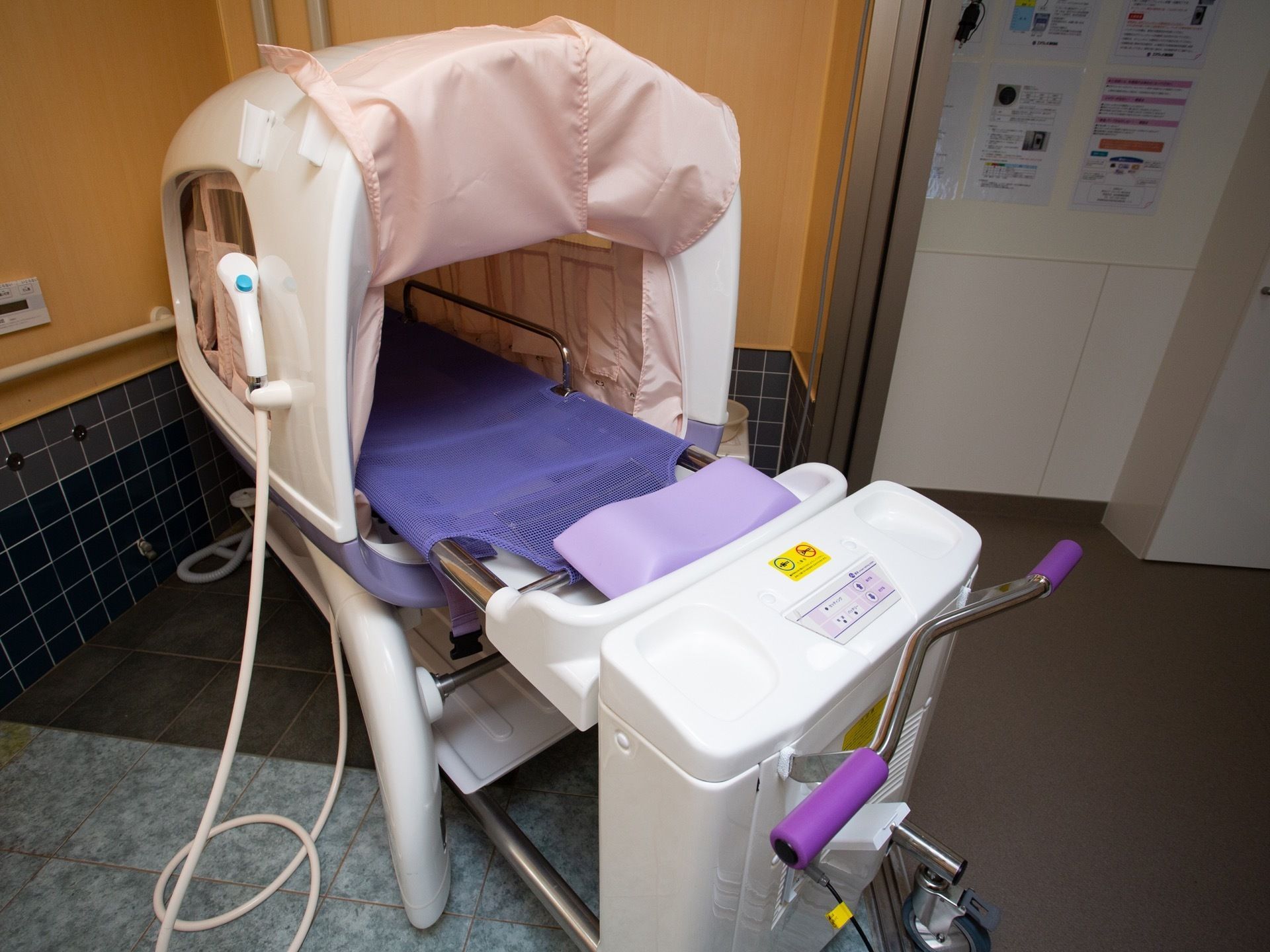 ストレッチャーに横になったままシャワーを浴びることのできる設備がある。入居者様の身体が隠れるよう、カーテンを閉められるつくりになっている。