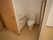 居室に用意された個室トイレである。引き戸の入口で、段差を無くしている。洋式トイレが中央に設置されている。