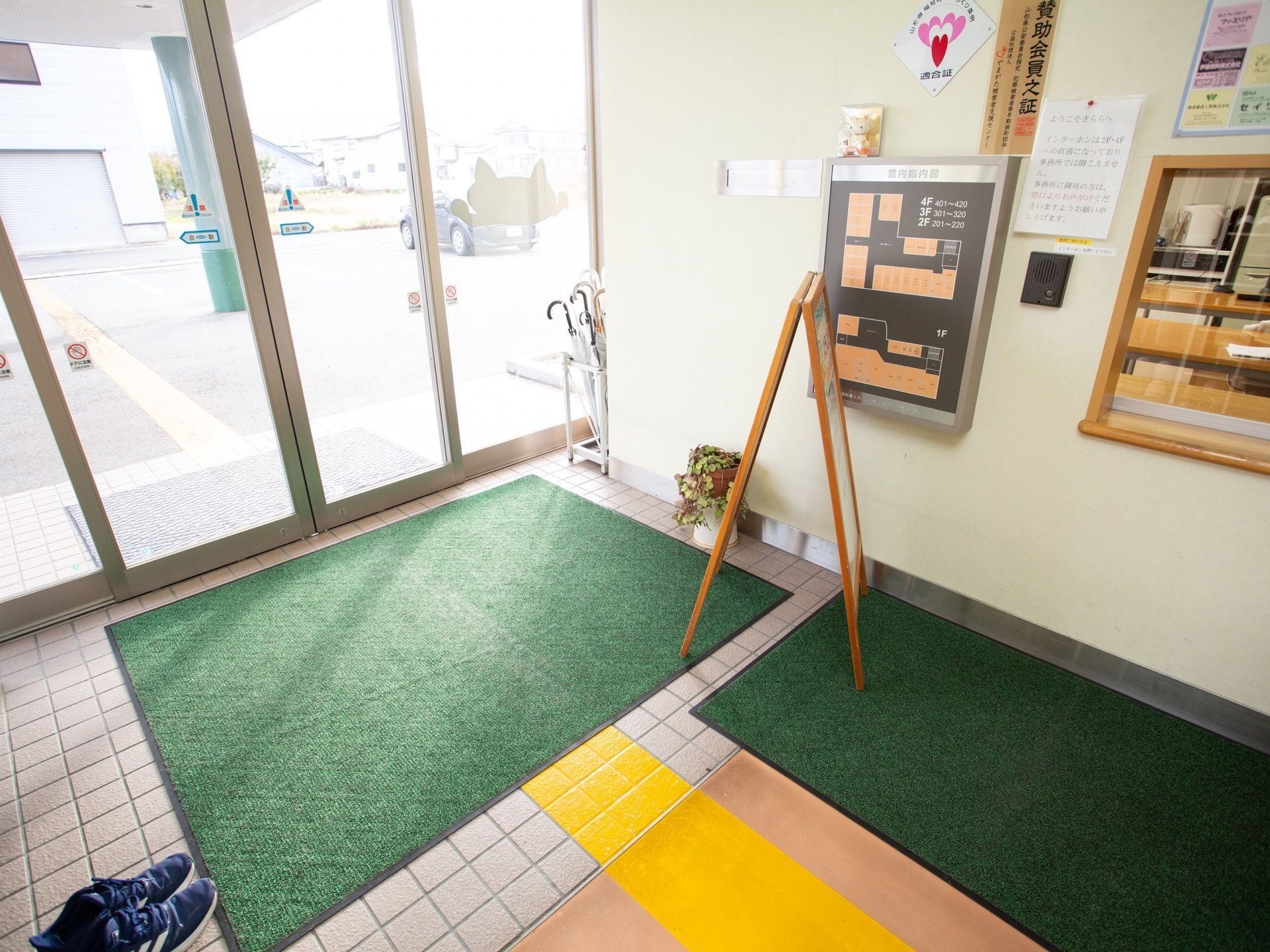 受付窓口のついた高齢者施設のエントランス。
