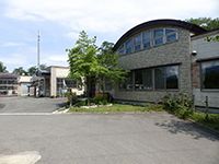 緑豊かな施設外観