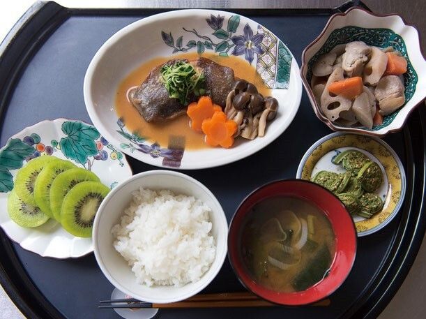 ご飯と数種類のおかず、デザートが整ったメニューの一例