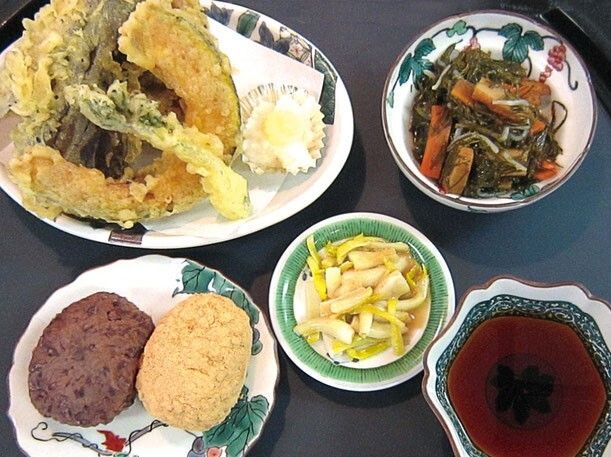 おはぎとてんぷら、漬物やこぶのおかずなど華やかさを感じるメニューの一例
