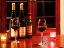 カウンターバーのお酒とグラスを写した写真。カウンターのイメージ写真
