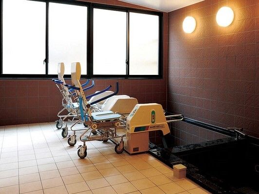 ２つのリフトが並んでいるリフト式浴室の様子。施設内の介護用設備の写真