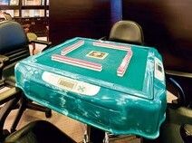 施設内の娯楽設備、麻雀卓の様子。麻雀杯が並べられている写真