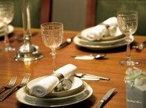 プライベートダイニングのテーブルセットの様子。コース料理用のテーブルセット