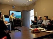 施設内のアクティビティルームにあるカラオケの様子。歌っている高齢者の写真
