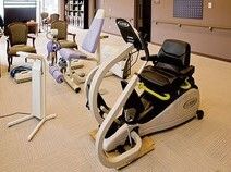 高齢者用のトレーニングマシンが置いてあるスペース。施設内のトレーニングスペースの様子