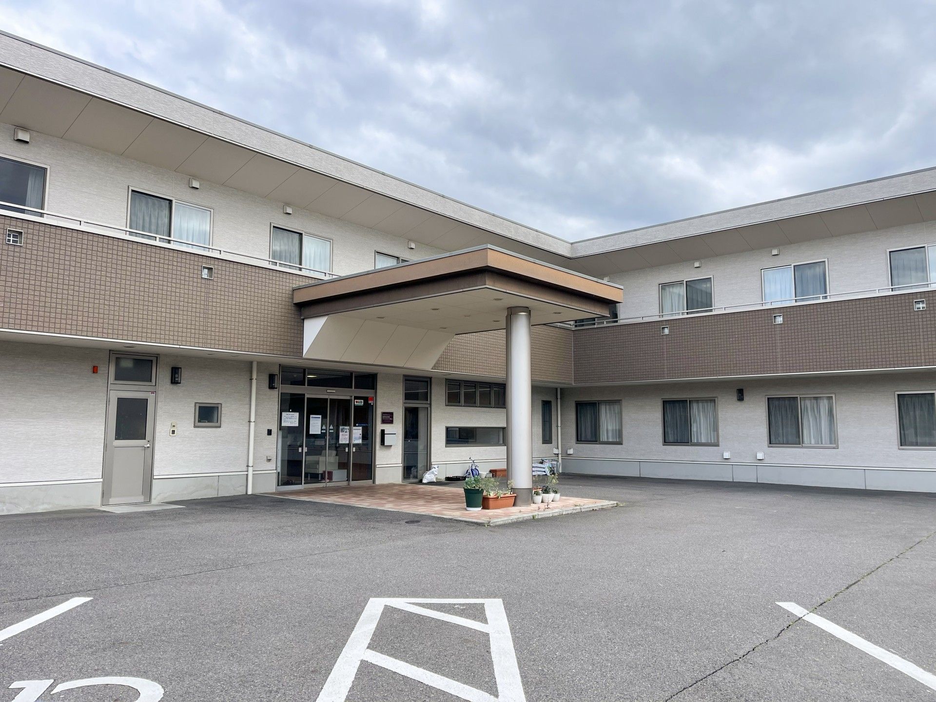広々とした入り口の建物