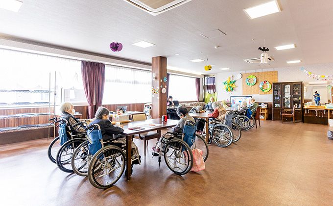 車椅子利用者がいるダイニング