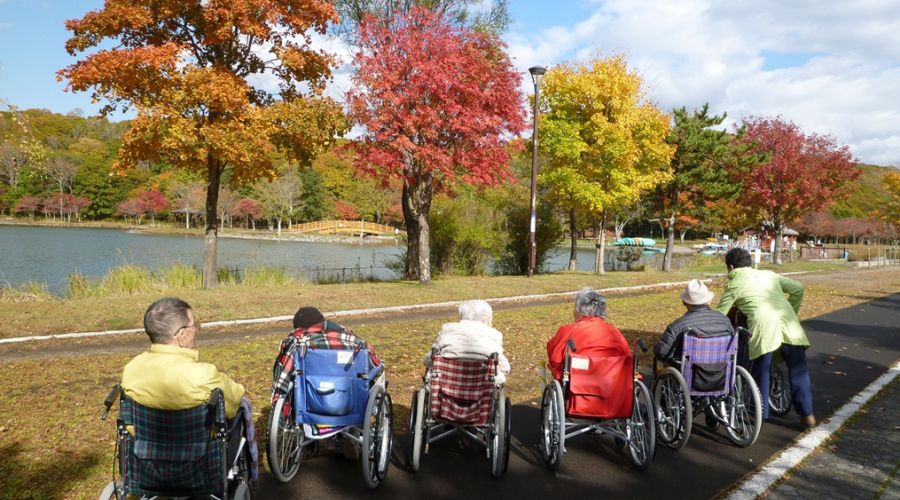 車椅子の方々が秋の散歩