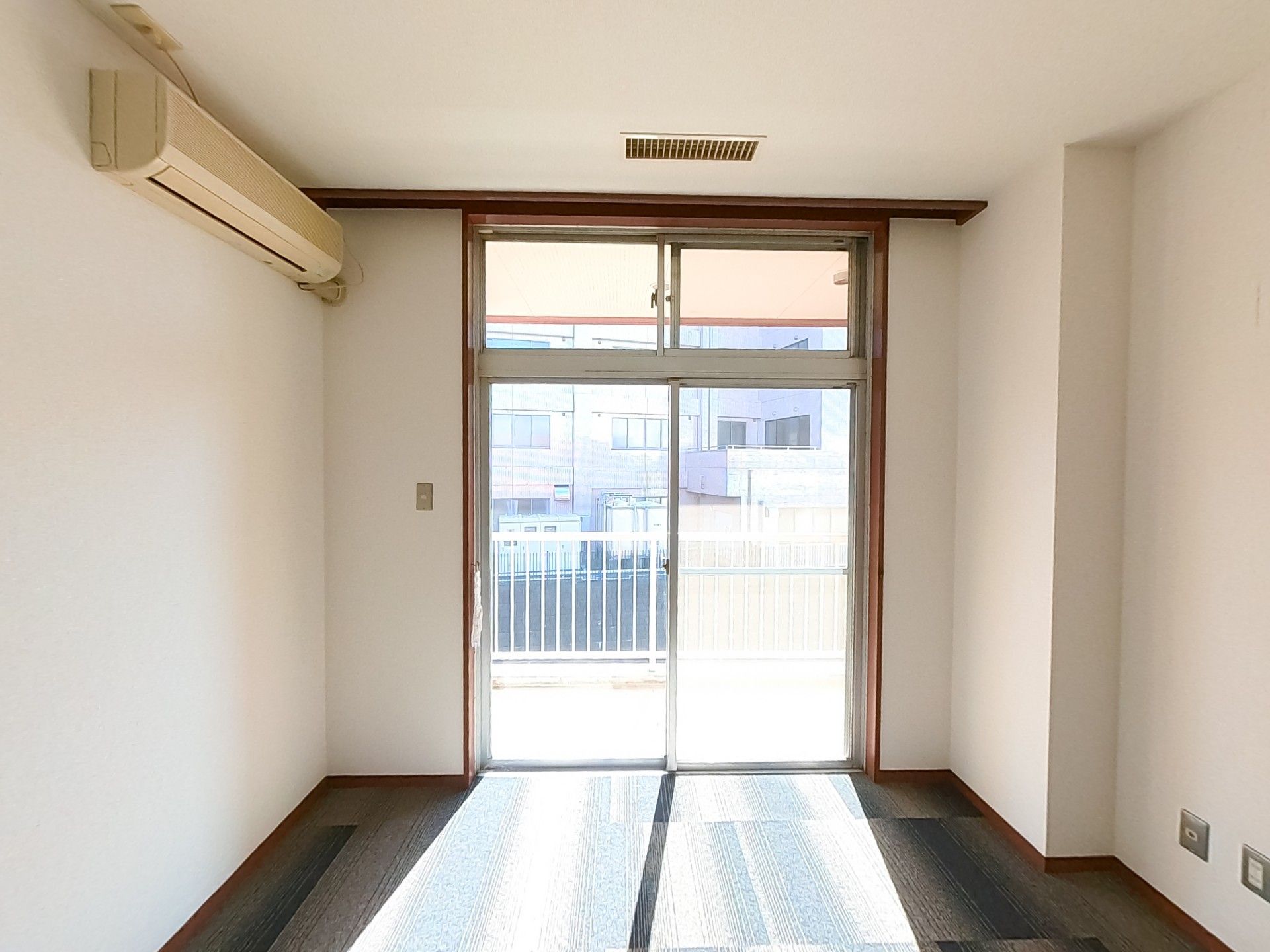 日差しが差し込む部屋