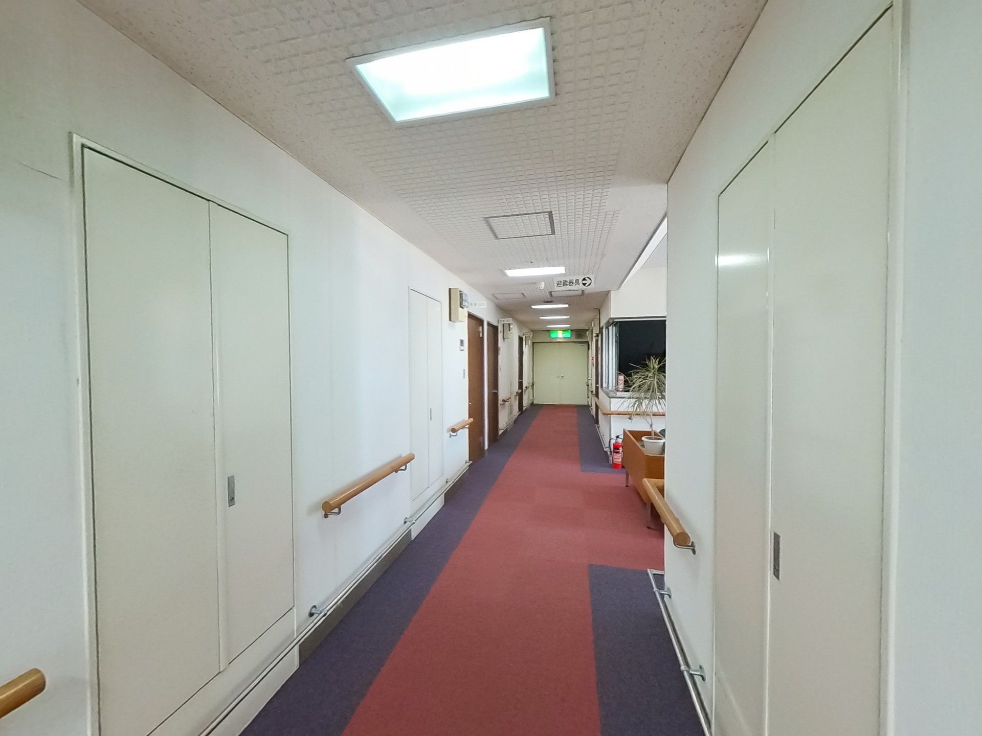 手すり付きの長い廊下